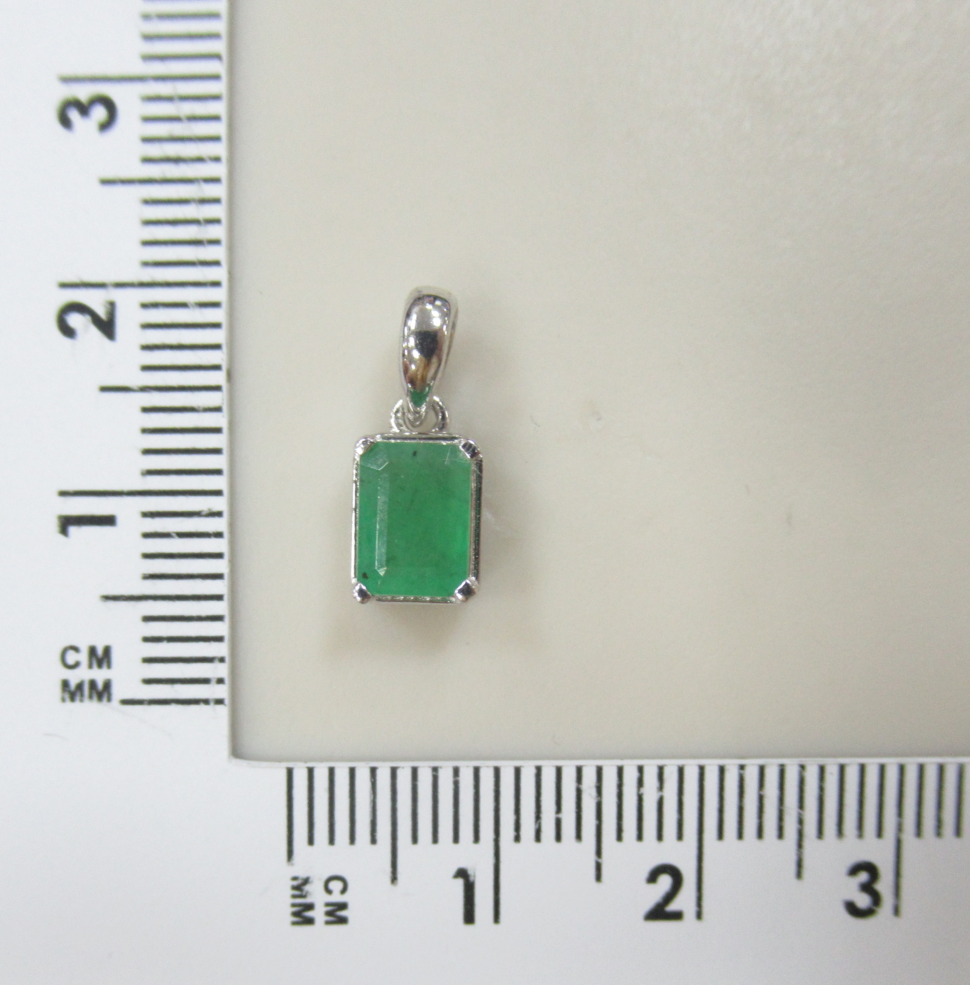 Серебряная подвеска с изумрудом